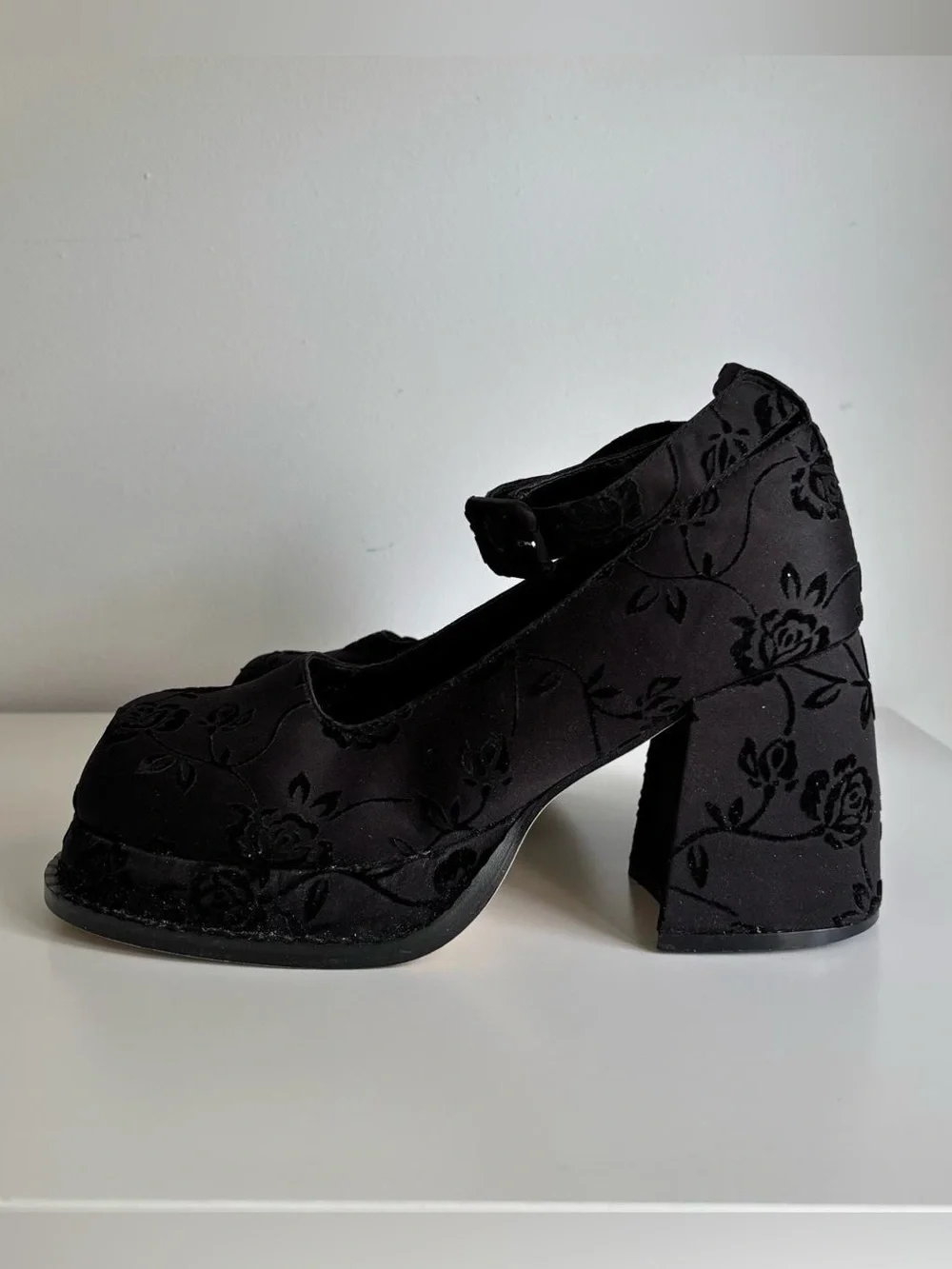 90s Delia’s floral mary jane heels